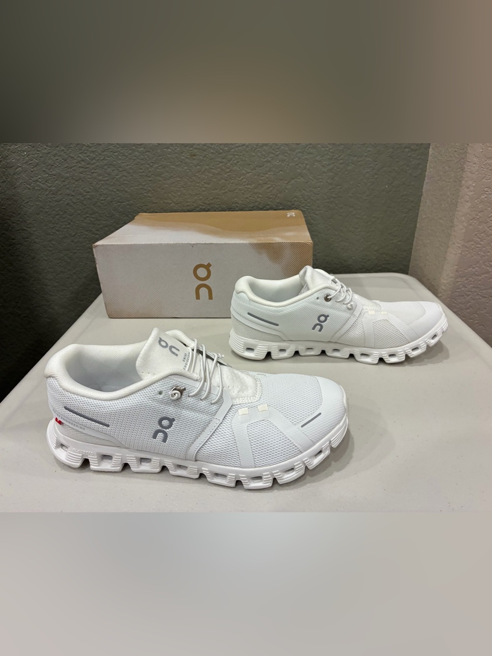 NEW On Running Athletic Shoes Brand Cloud 5 Sneakers Women's 8.5 All White NIB